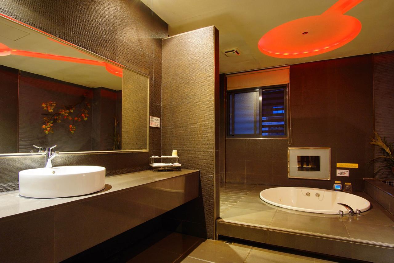 Spring Young Motel Fengyuan Extérieur photo